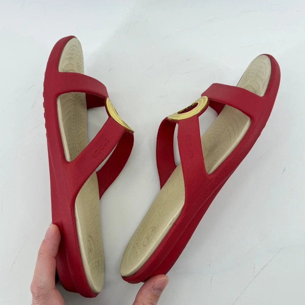 Crocs Sanrah Beveled Circle Slide Sandal Red Gold Women 8 Flip Flop Casual Comfy